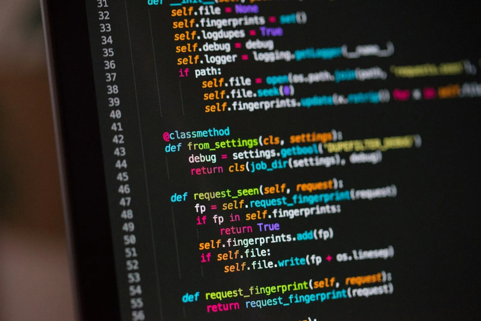 Kod programu wyświetlony na ciemnym ekranie monitora