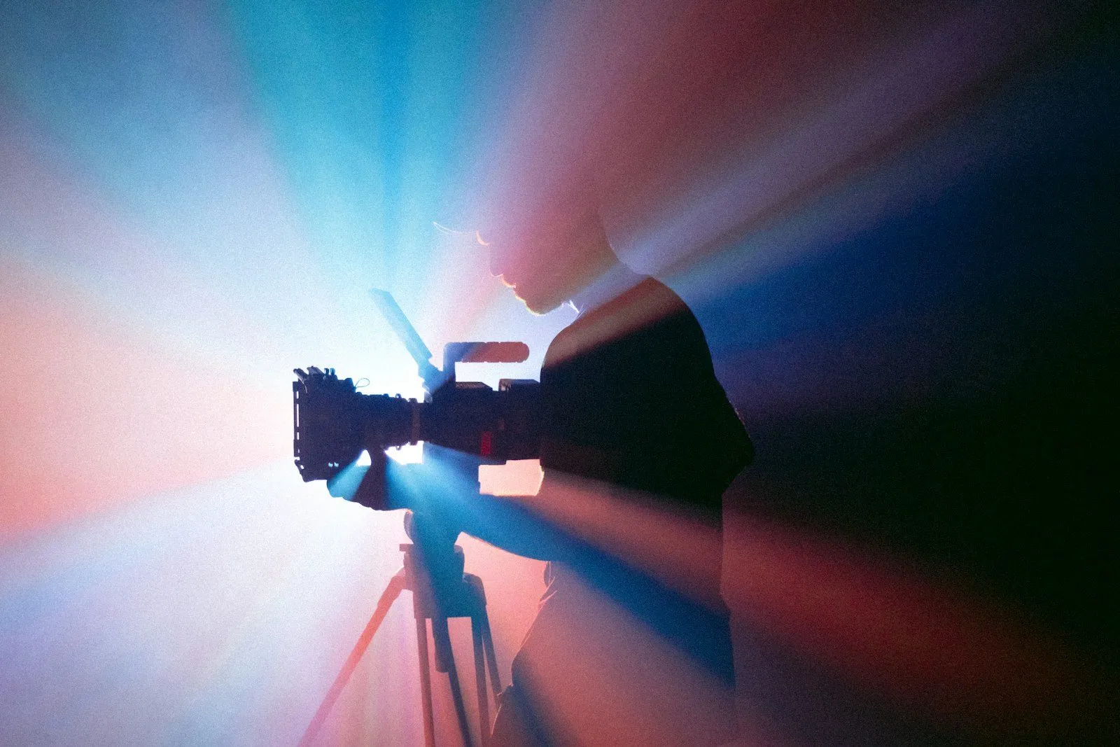 Kamera wideo na statywie w kolorowym, kontrowym świetle